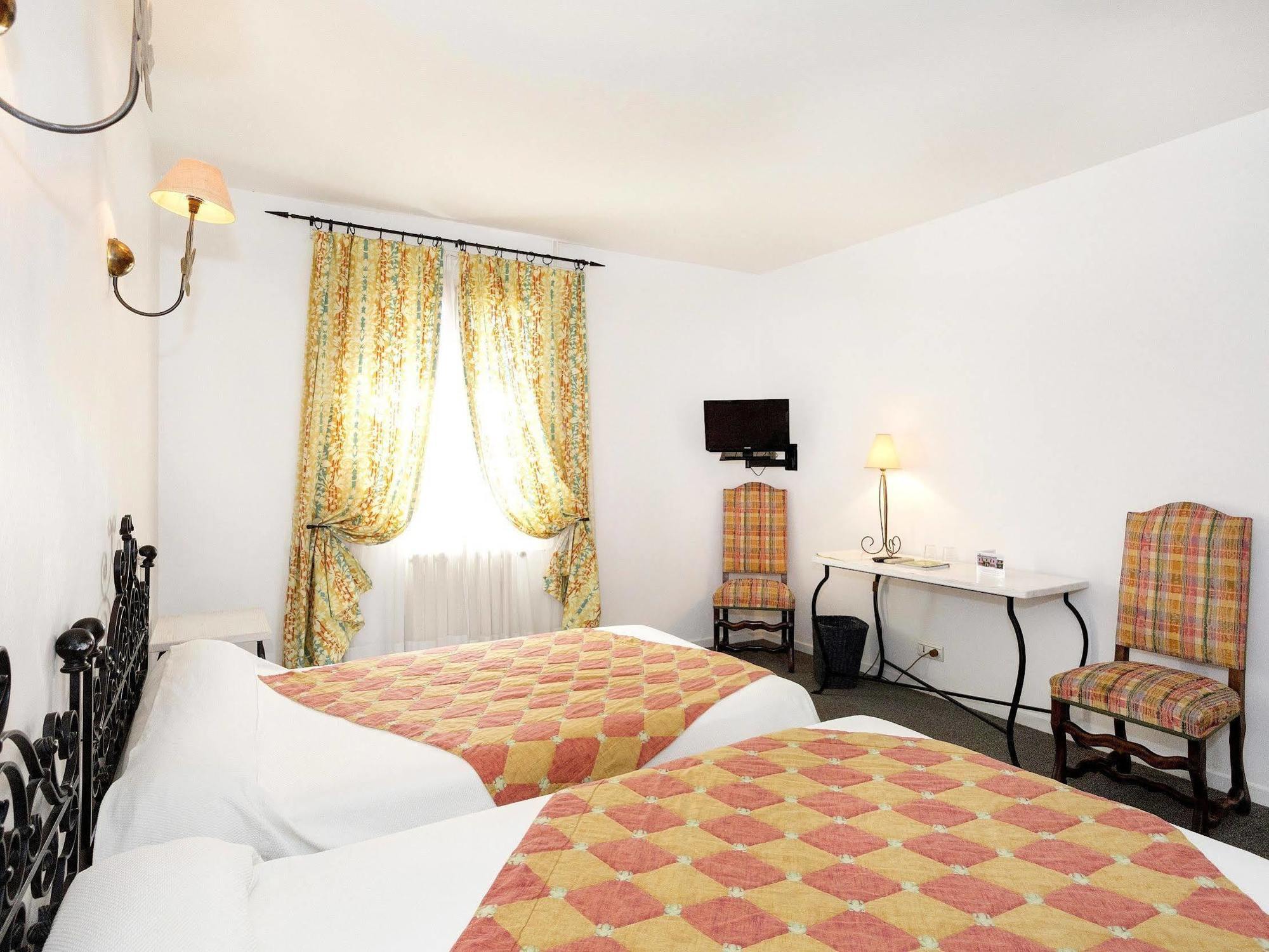 רבל Logis Hotels - Hotel Restaurant Du Midi מראה חיצוני תמונה