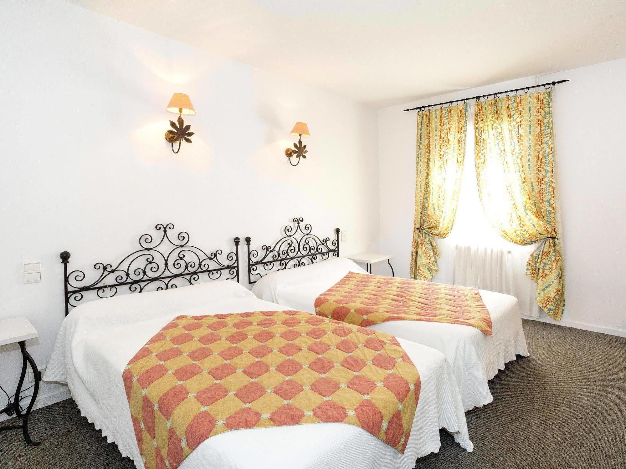 רבל Logis Hotels - Hotel Restaurant Du Midi מראה חיצוני תמונה