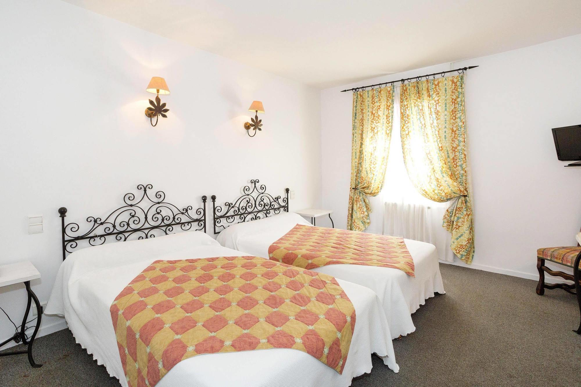 רבל Logis Hotels - Hotel Restaurant Du Midi מראה חיצוני תמונה