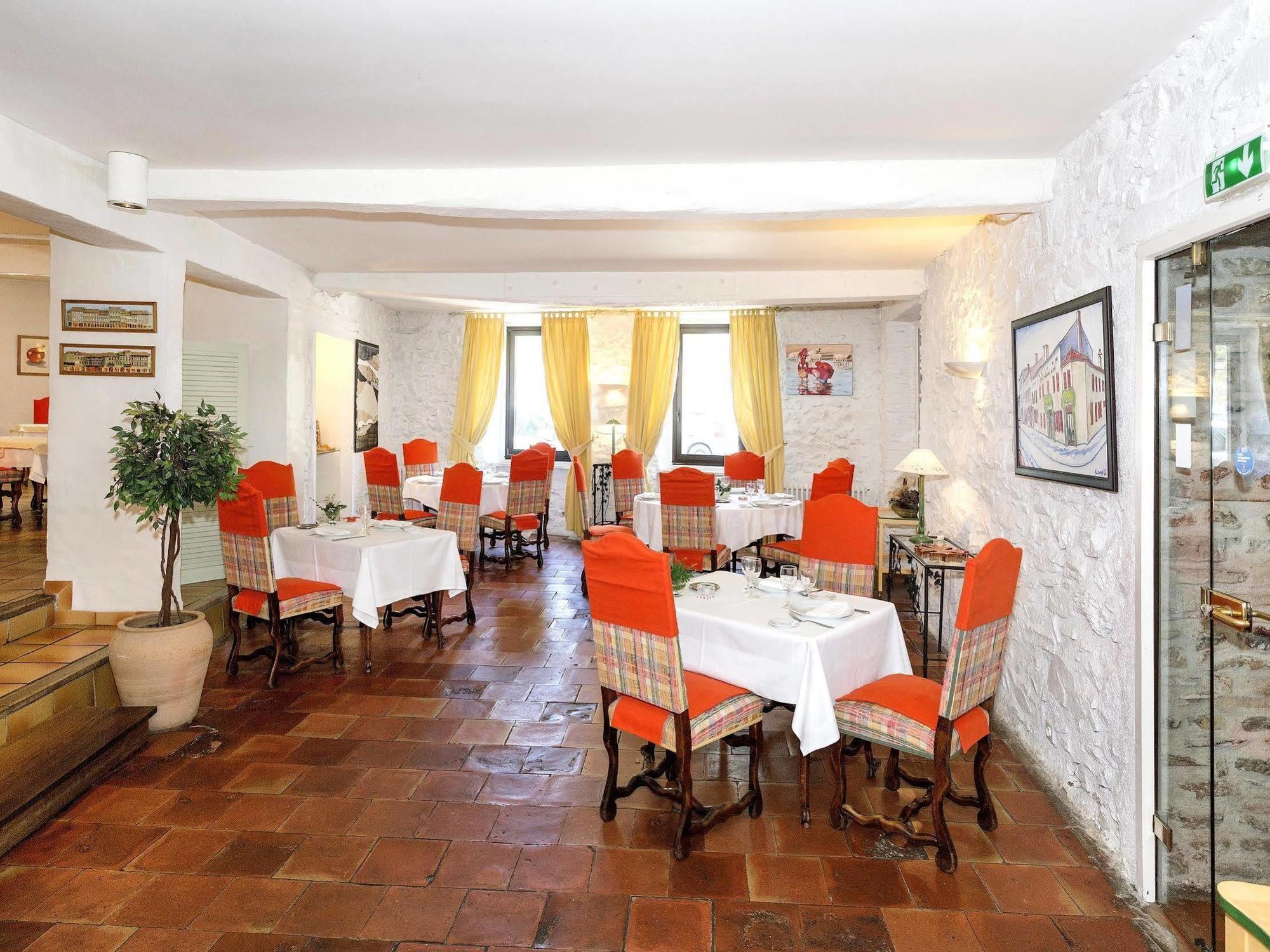 רבל Logis Hotels - Hotel Restaurant Du Midi מראה חיצוני תמונה