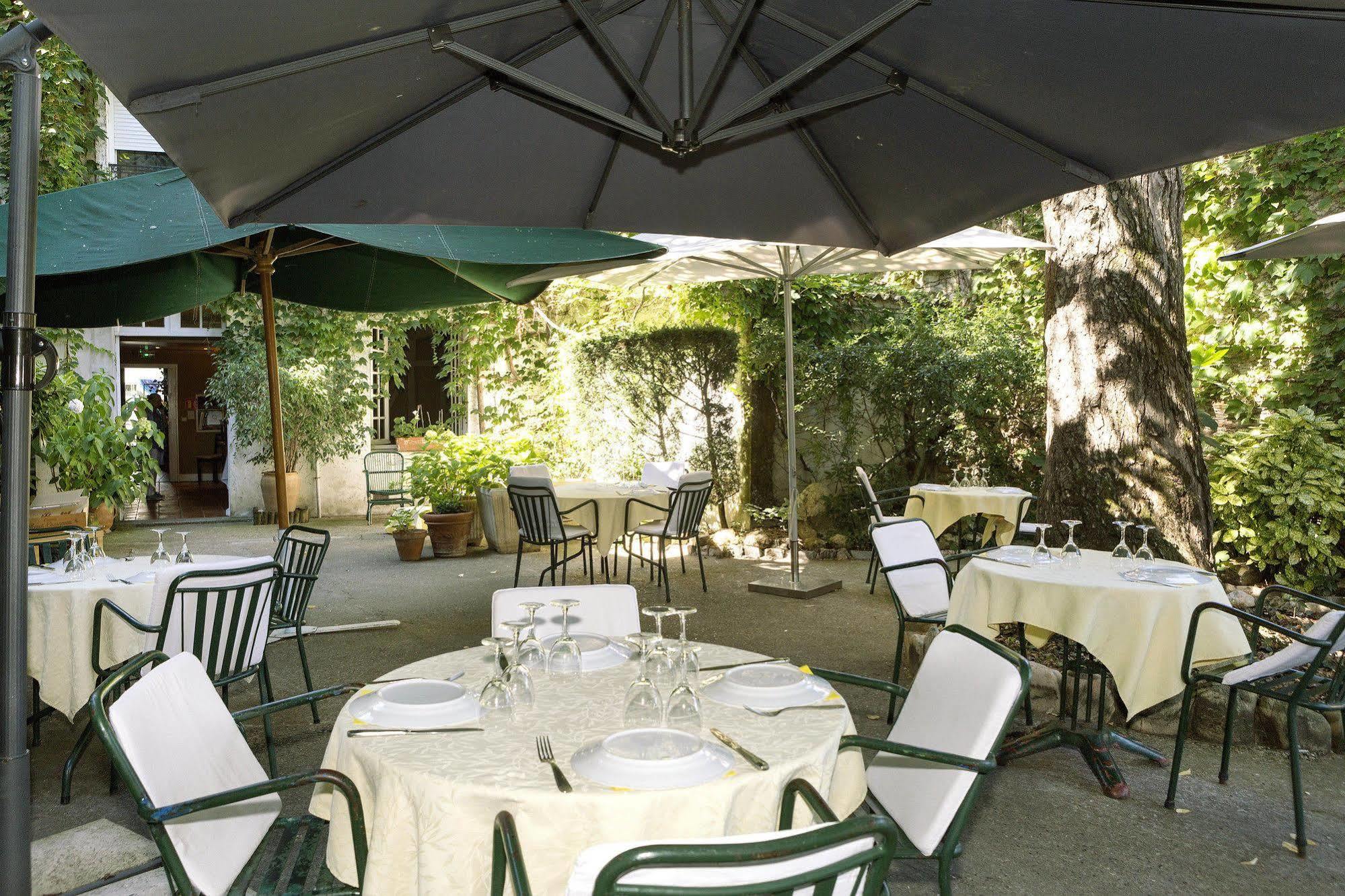 רבל Logis Hotels - Hotel Restaurant Du Midi מראה חיצוני תמונה